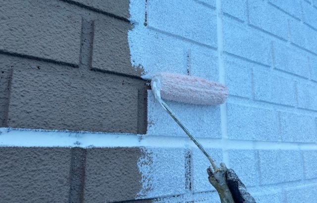 外壁の下塗りを行いました！手抜きに繋がりやすい工程なのでご注意ください！｜山梨県山梨市