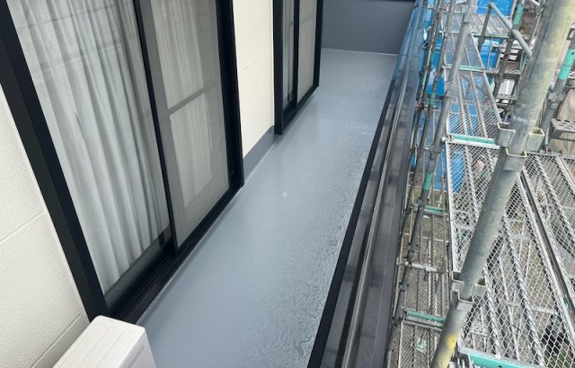 ベランダにトップコートを塗装して防水性を高めました！｜山梨県山梨市