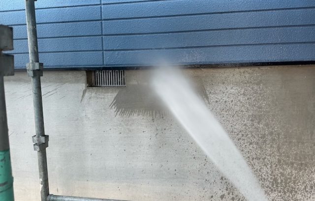 山梨県甲斐市｜建物の汚れを洗い流すために高圧洗浄を行いました！