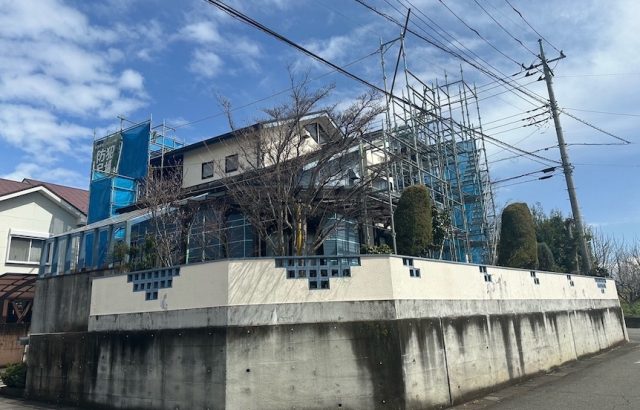 屋根工事・外壁塗装工事のご依頼！足場の組み立て設置をレポート｜山梨県甲斐市