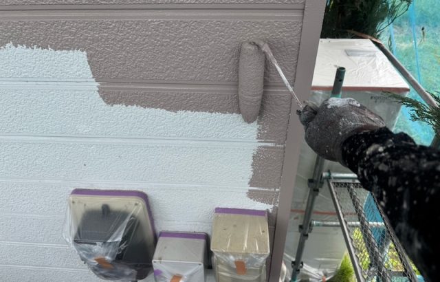 塗装前の養生作業と外壁塗装 上塗り工程をレポートします！｜山梨県笛吹市