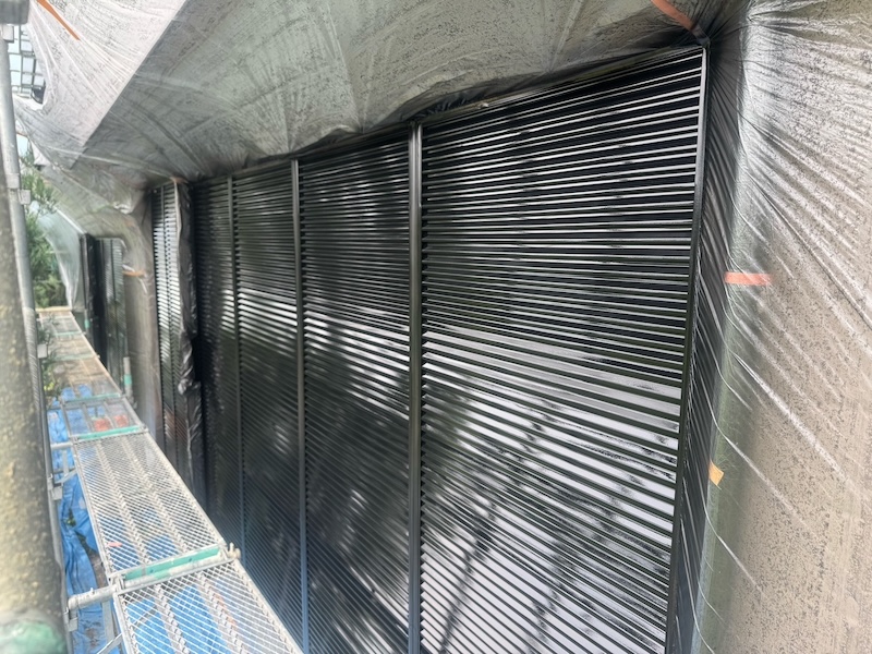 山梨県笛吹市｜鉄部の雨戸と出窓屋根を塗装しました！雨戸は吹き付け塗装で仕上げ