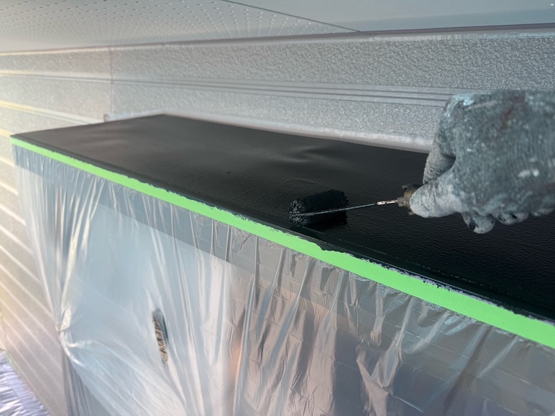 山梨県笛吹市|鉄部の雨戸と出窓屋根を塗装しました!雨戸は吹き付け塗装で仕上げ