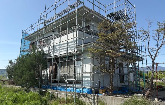 屋根塗装・外壁塗装はどちらも足場が必要な工事！｜山梨県笛吹市