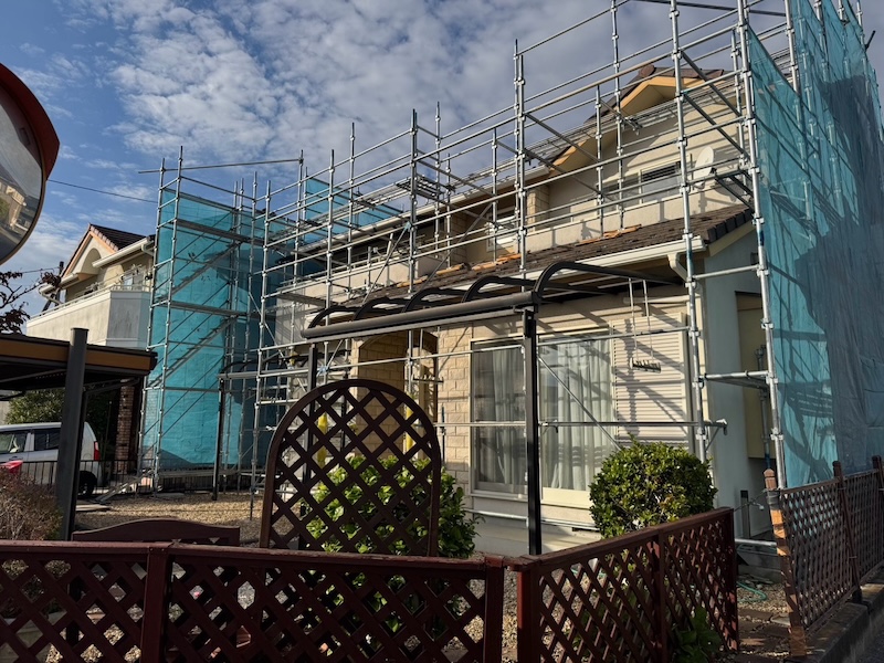 屋根塗装・外壁塗装工事のご依頼!施工前と足場の組み立て設置を行いました|山梨県南アルプス市