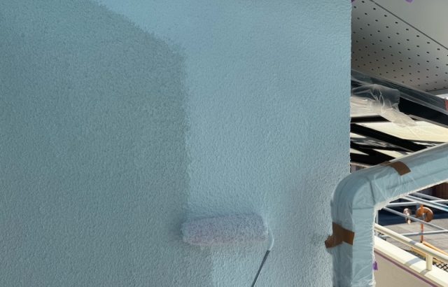 外壁塗装の下塗り工程、下塗りしないとどうして剥がれてしまう？｜山梨県南アルプス市