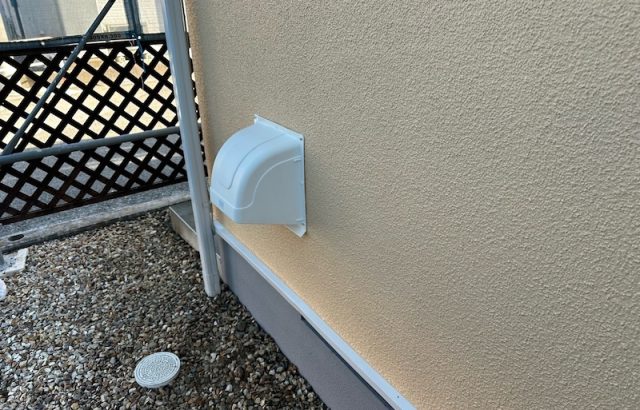 縦樋と換気フードを塗装しました！塩ビ系の素材は下地処理が大事！｜山梨県南アルプス市